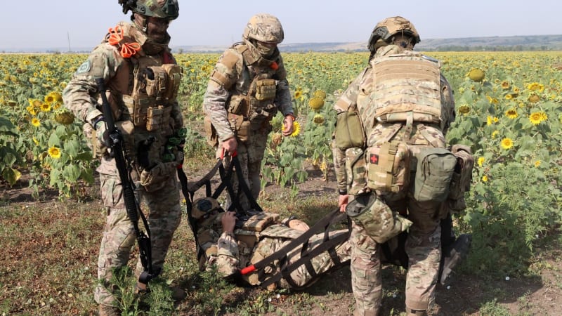 Dechberoucí video záchranné akce. Pro zraněného vojáka jel dron desítky kilometrů