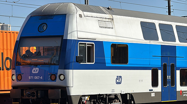 Mezi Prahou a Kolínem srazil vlak člověka. Ten nehodu přežil s vážnými zraněními