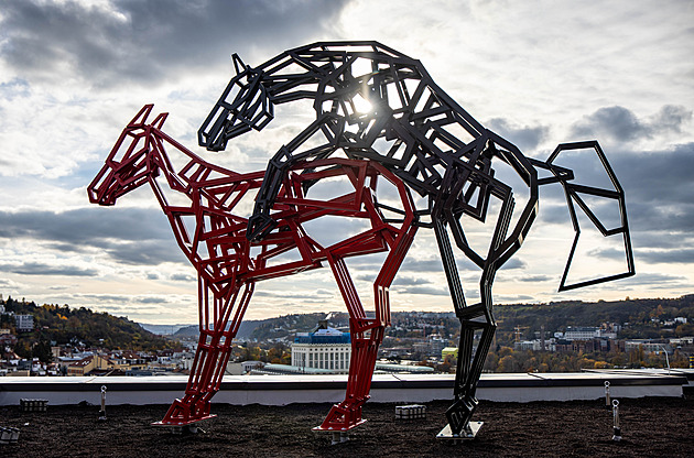 Šemík si užívá s klisnou na pražské střeše. Alternativní dějová linie, říká sochař