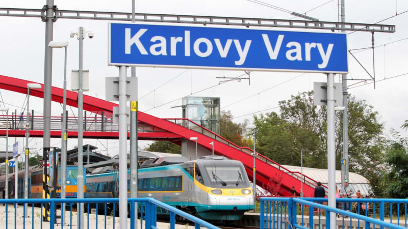 Vlak ve Varech v tunelu smrtelně zranil člověka. Provoz na trati stojí, vyjely autobusy