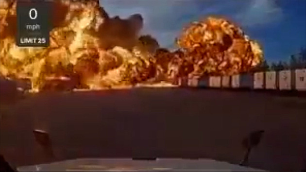 VIDEO: Šlehající plameny a oblaka kouře. Děsivé záběry ukázaly nehodu letounu