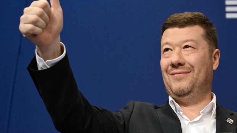 Okamura sundal ukrajinskou vlajku ze Sněmovny. Hanebné, reagovala Pekarová