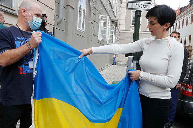 Hanebné gesto, slouží Kremlu. Stažení ukrajinské vlajky kritizují Pekarová i Piráti