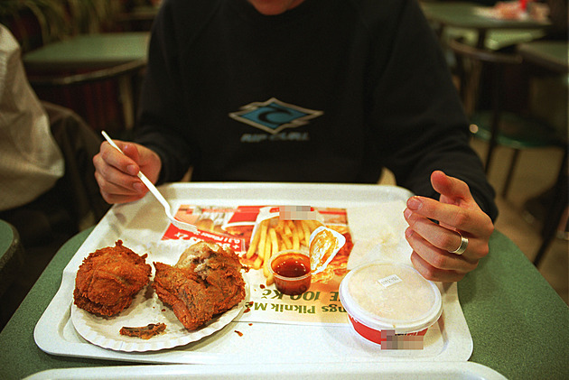 Jsou tlustší a dražší. Plastové příbory přežily i svůj zákaz