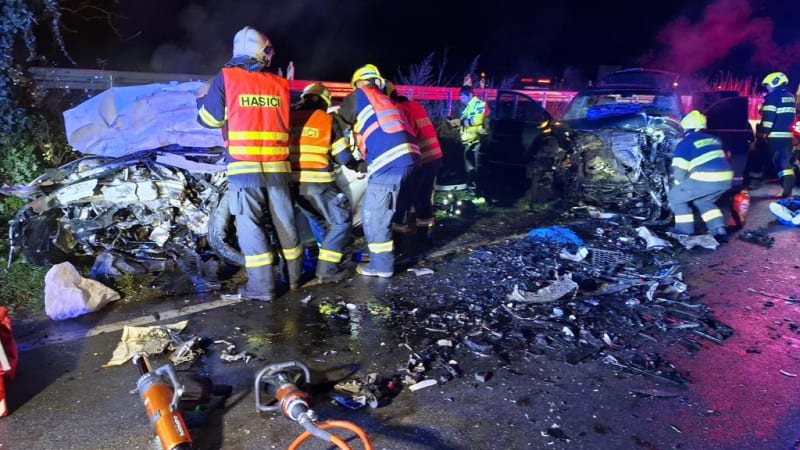 Tragická nehoda u Olomouce: V autech zůstali uvěznění lidé. Jeden člověk zemřel, sedm se zranilo