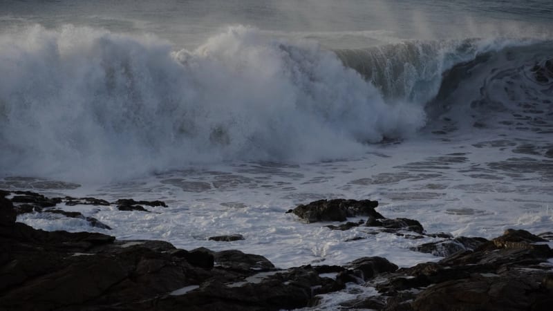 Smrtící vlnobití na Tenerife: Zahynuli tři lidé, rozbouřené moře smetlo i neukázněné turisty