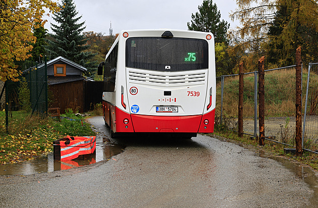 Opilec si ve Slaném vypůjčil autobus a naboural několik aut. Měl být ve vězení