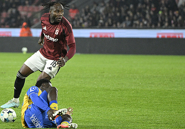 Sparťanům vadilo zdržování.  Ze sedmi minut nastavení byl míč ve hře jen čtyři