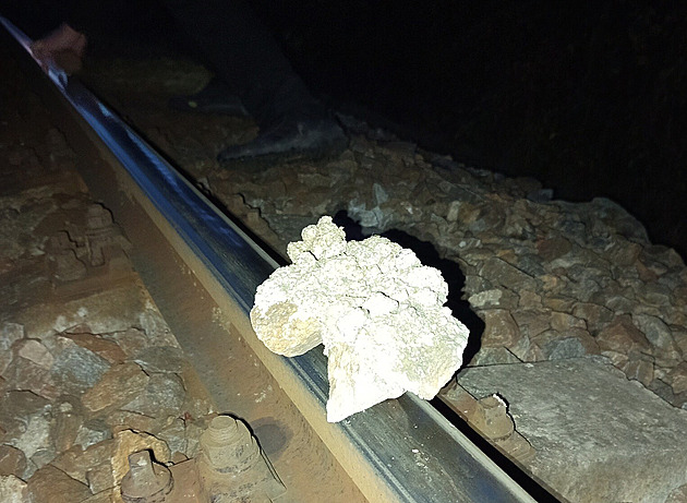 Děti na koleje ve Vamberku nastražily velké kameny, rošťáků si všimla železničářka