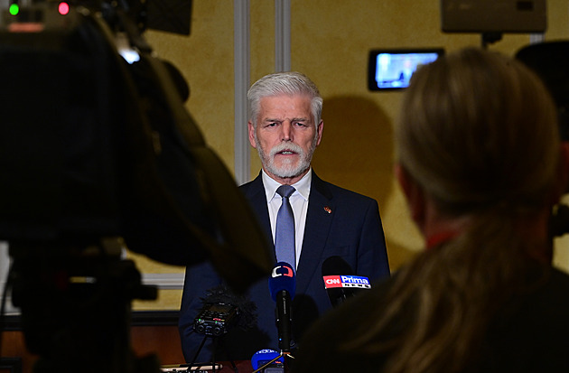 Naše pomoc Ukrajině má pokračovat, říká Pavel. Oponoval sundání její vlajky