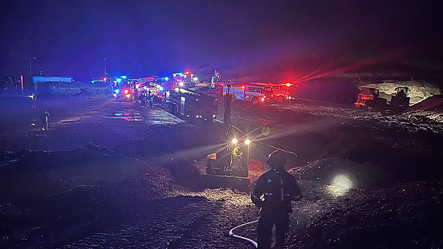 Na skládce u Litvínova opět hoří štěpka, hasiči vyhlásili třetí stupeň poplachu