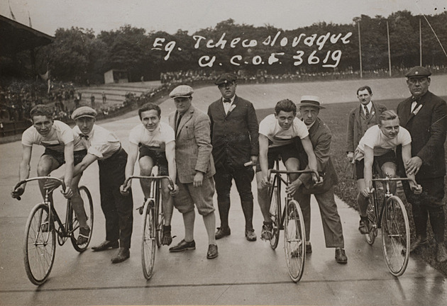 Cylindry, holínky, plášť a nyní hokejové kraťasy. Olympijské kolekce v průběhu let