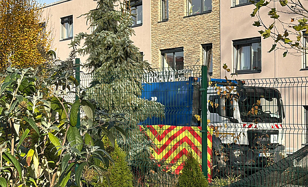 Popelářské auto v domově pro seniory srazilo ženu, podlehla zraněním