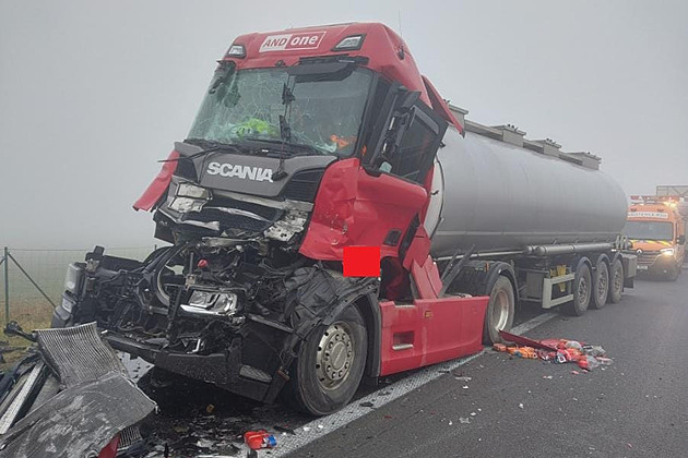D1 u Bíteše ochromila série nehod, řidiči bourali v husté mlze. Několik zraněných