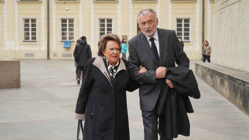 Lidé se loučí s Dukou. Na Hrad přišli Zeman, Klaus, Bohdalová, Babiš či prezident Pavel