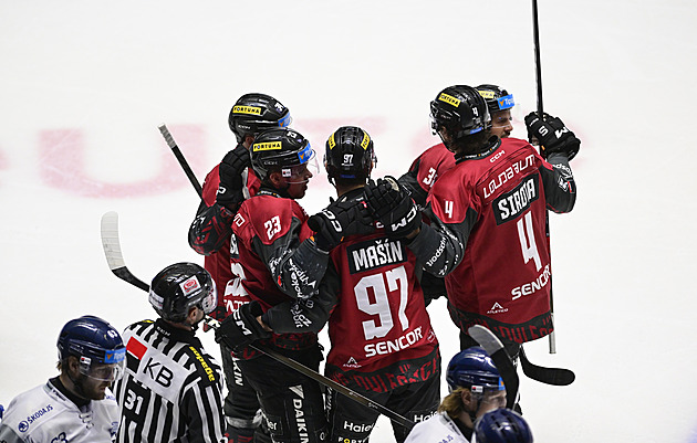 ONLINE: Sparta vede v Plzni, Kladno drtí Vary. Pardubice se trápí v Litvínově