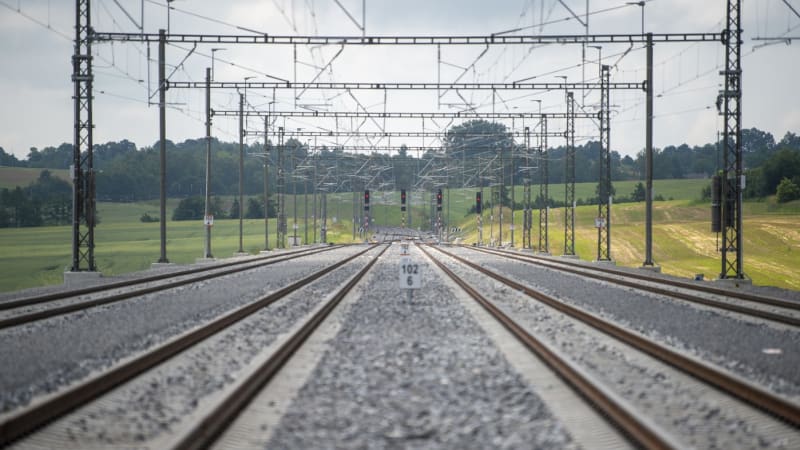 Sabotáž, nebral si servítky Tusk. Železnici mezi Varšavou a Lublinem zničil výbuch