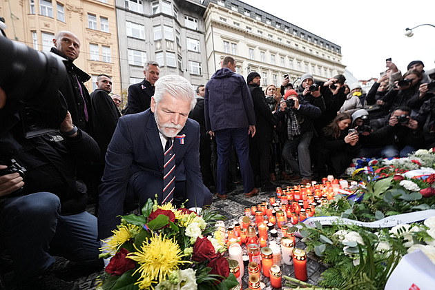 Lidé přicházejí vzdát hold na Národní třídu. Babiše vypískali, dorazil i Pavel