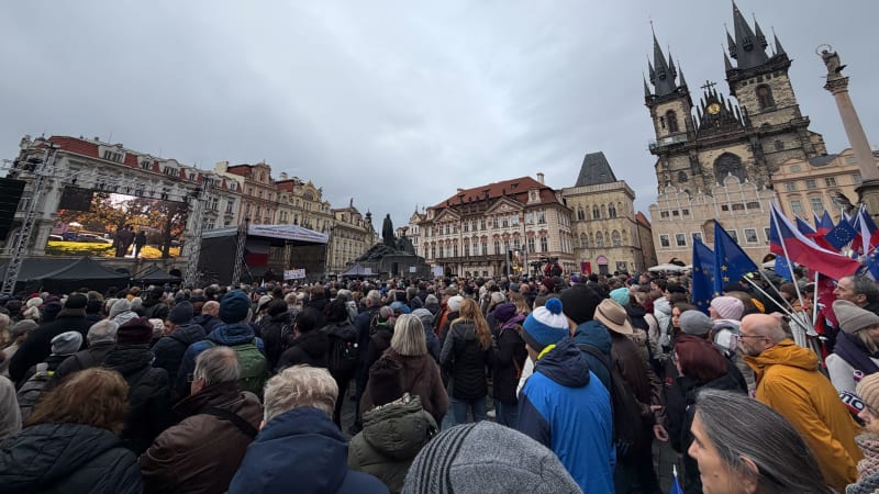ON-LINE: Začala demonstrace proti vládě. Na Staroměstském náměstí se sešly tisíce lidí