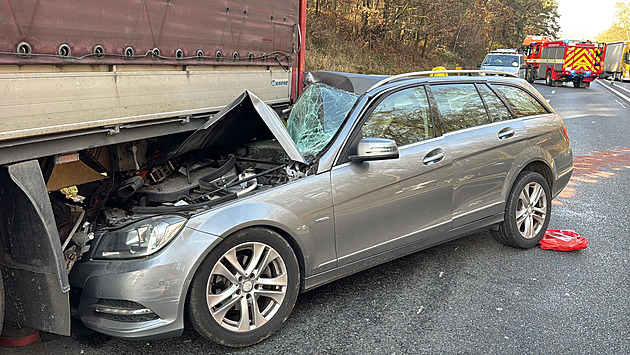 Řidič osobního auta nedobrzdil a skončil napasovaný pod návěsem kamionu