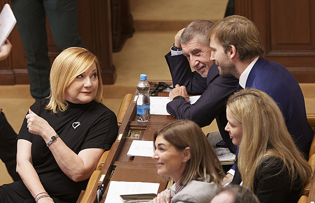 Poslanci začali posuzovat návrh rozpočtu se schodkem 286 miliard korun