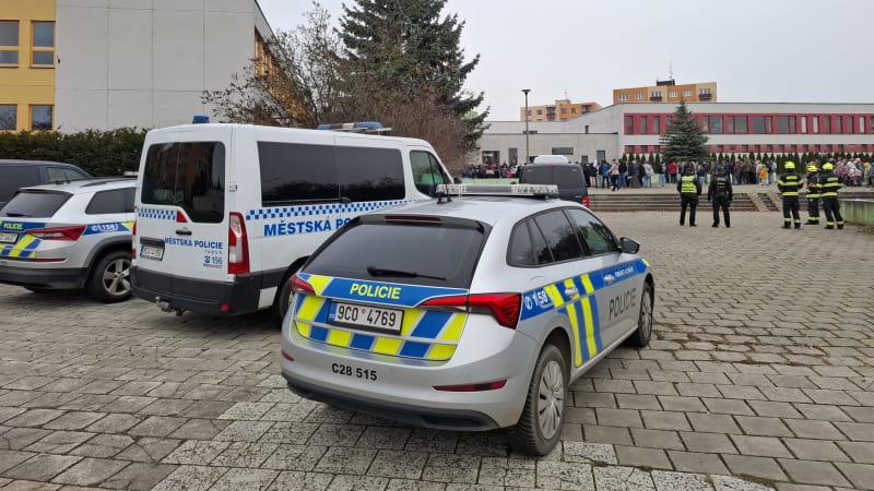 Policejní manévry v Táboře: Evakuovali školu. Respektujte pokyny, vyzývali obyvatele