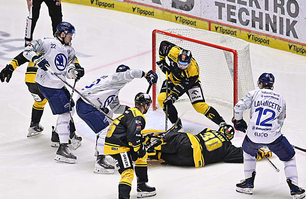 ONLINE: Plzeň dotáhla Litvínov, Oceláři přišli v derby o vedení. Pardubice vedou