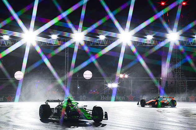 F1 ONLINE: V Las Vegas vede Verstappen, Norris předjel Russella a je druhý