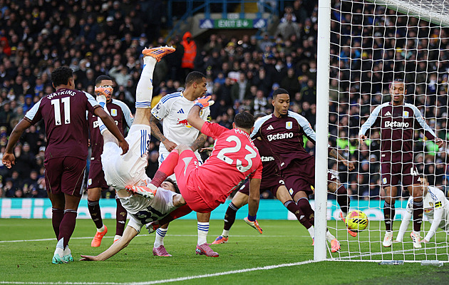 ONLINE: Leeds rychle srovnává s Aston Villo, pak derby Arsenalu s Tottenhamem