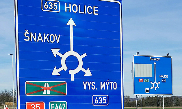 Rovně na Hradec? Ne, na Šnakov. Dopravní značení se u Vysokého Mýta nepovedlo