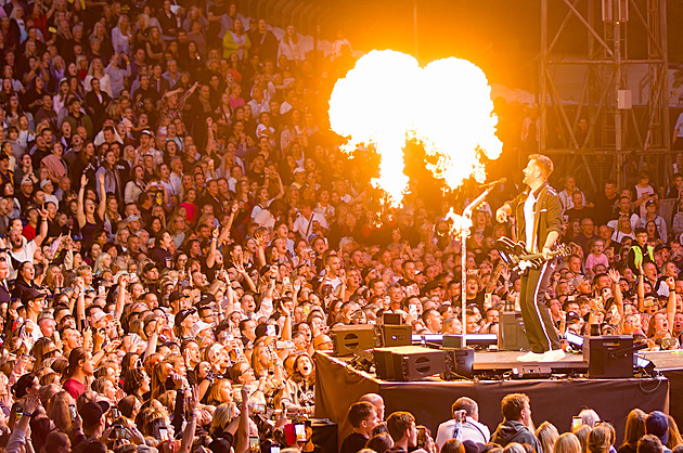 Euforie v Tymákově. U vánočního stromu si s místními zazpívá Marek Ztracený