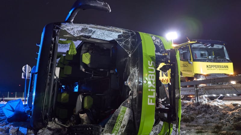 Nehoda autobusu společnosti FlixBus na cestě do Prahy: Řidička osobního auta zemřela 