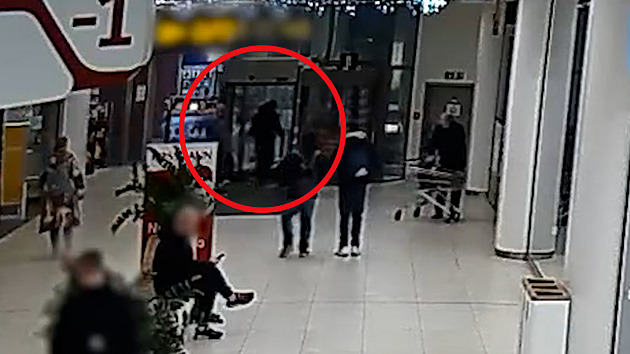 Narkoman se žloutenkou kradl v obchoďáku, při zadržení bodl ochranku injekcí