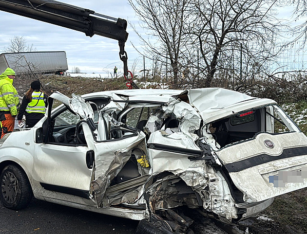 Omezení po nehodě na dálnici D6. Auto zastavilo kvůli poruše, smetl ho kamion