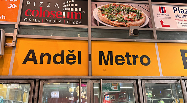 Ve stanici metra Anděl spadl člověk do kolejiště, část linky B stojí