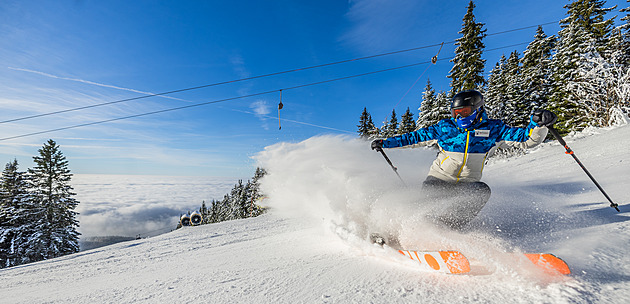 Azuro a půl metru sněhu. V Krkonoších si lyžaři užívají první upravené sjezdovky