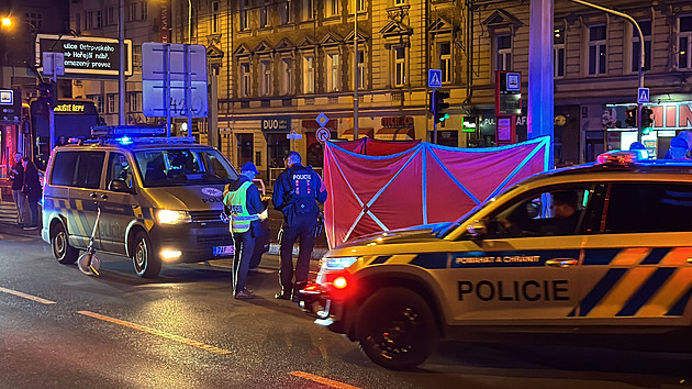 Policejní auto srazilo v Plzeňské ulici v Praze chodce, ten na místě zemřel