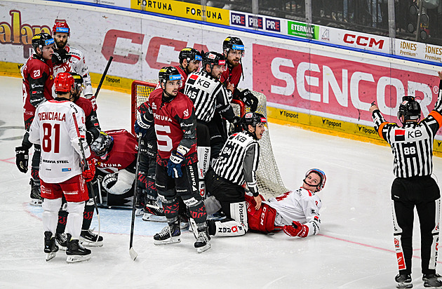 ONLINE: Bitva o pozici lídra. Sparta vede v Třinci, druhé Pardubice ztrácí v Liberci