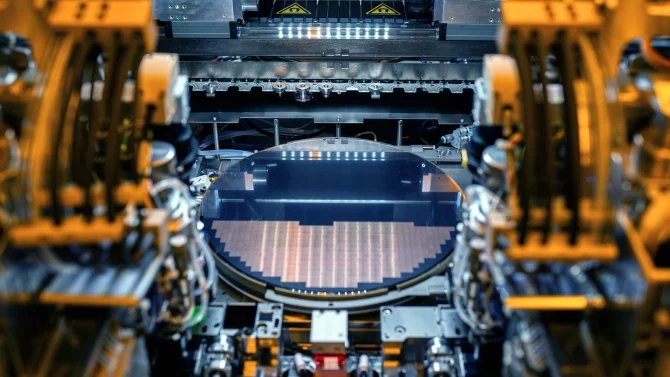 MacBooky zase mohou být Intel Inside. Apple chystá výrobu čipů řady M v továrnách Intel Foundry