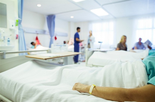 Pacienti často leží v nemocnici zbytečně dlouho. Lékaři je nemohou poslat domů