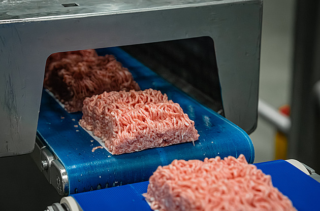 Neříkejte tomu kultivované maso, zlobil se na konferenci na výrobce ředitel řezníků