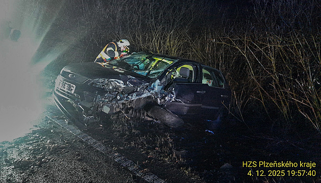 Opilý a zfetovaný řidič naboural auto v protisměru, skončilo převrácené v příkopu
