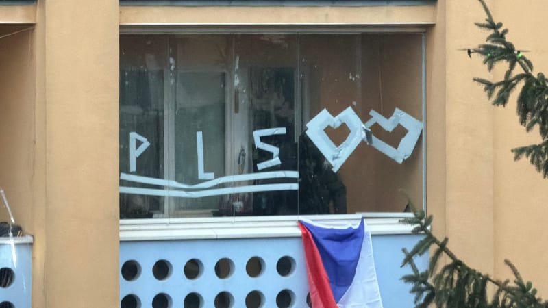 Drama v Praze: Muž se zabarikádoval v bytě a hrozil zapálením domu. Zpacifikovala ho zásahovka