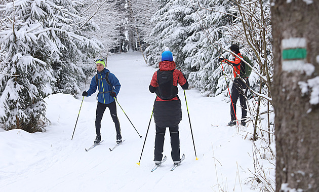 Bílé stopy ve Žďárských vrších zaplnili lyžaři, bojí se však oteplení a tání