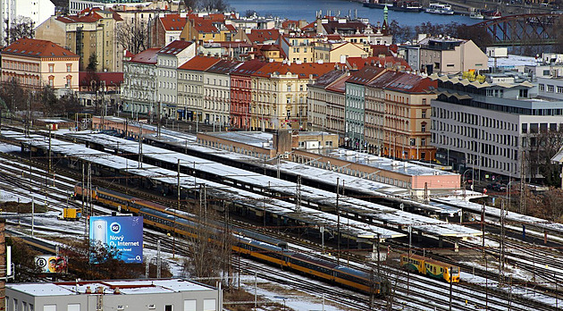 Na Smíchově se srazil vlak s pracovním strojem, nehoda zastavila provoz