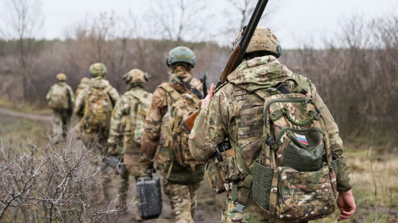 Ruské ženy pláčou: Nemáme nikoho, kdo by štípal dříví. Válka sebrala obci takřka všechny muže