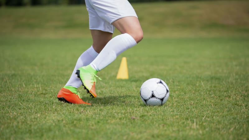 Smutná zpráva ze středočeského klubu: Zemřel mladý fotbalista, spoluhráči truchlí