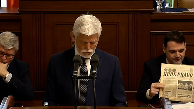 Macinka si při projevu prezidenta Pavla listoval v Rudém právu