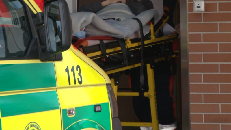 Patnáctiletá dívka vypadla z okna pražské školy. Vážně zraněnou ji převezli do nemocnice