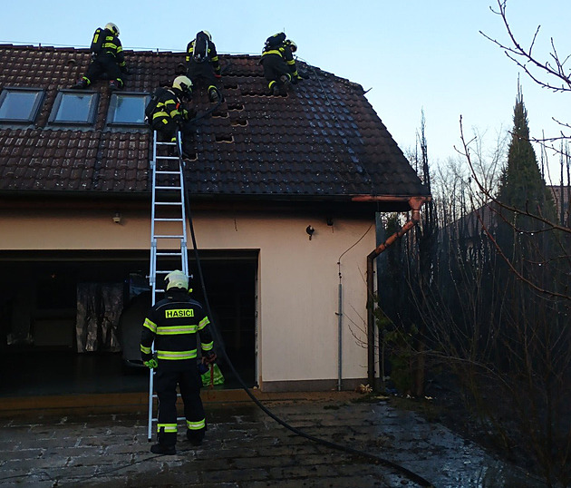 Policie hledá žháře, který zapálil živý plot. Oheň přeskočil i na garáž